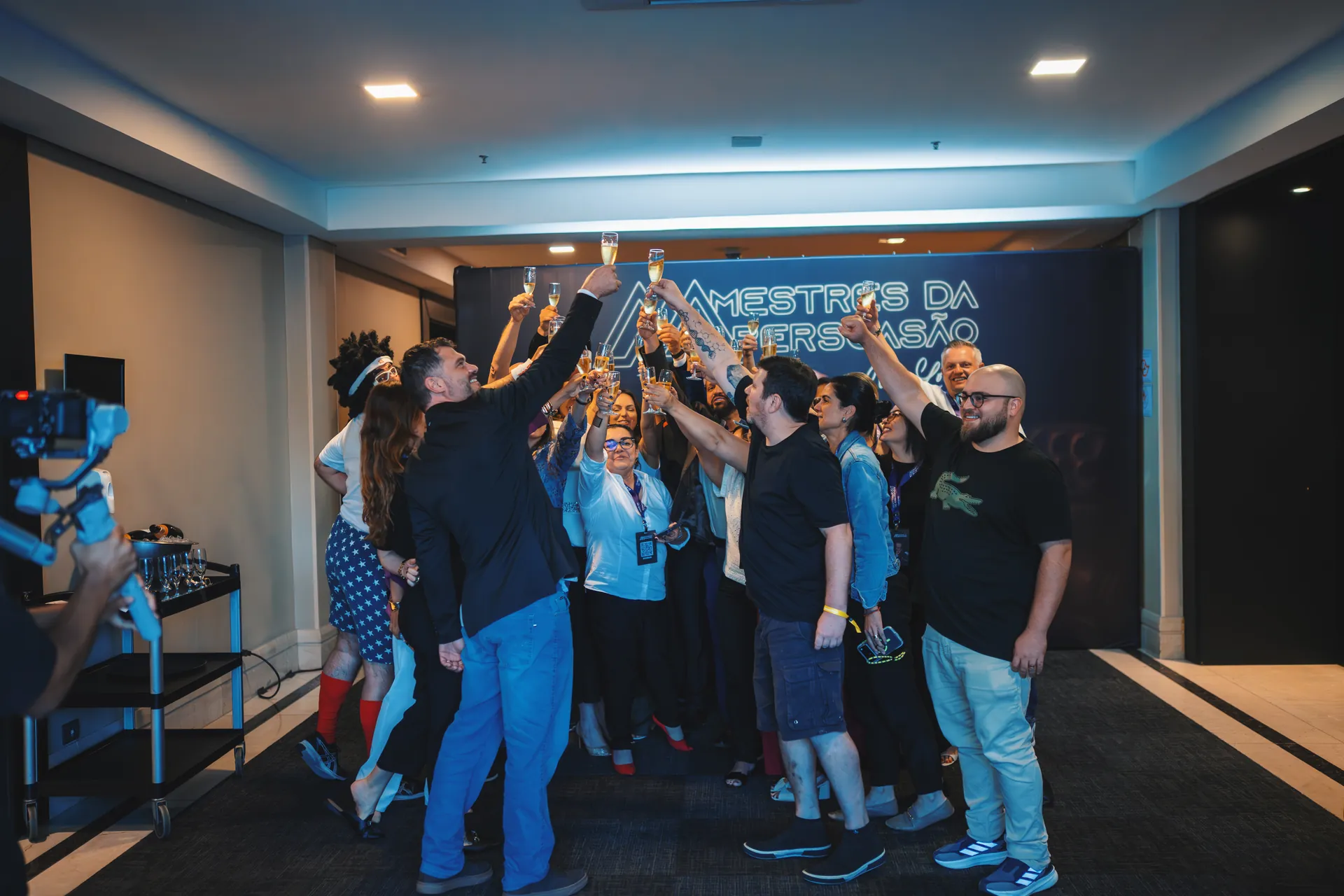 Participantes brindando no VIP Lounge de uma edição anterior